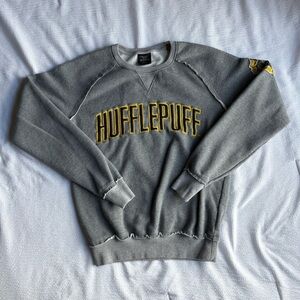 The Wizarding World Of Harry Potter Hufflepuff Sweatshirt Small Gray Crewneck